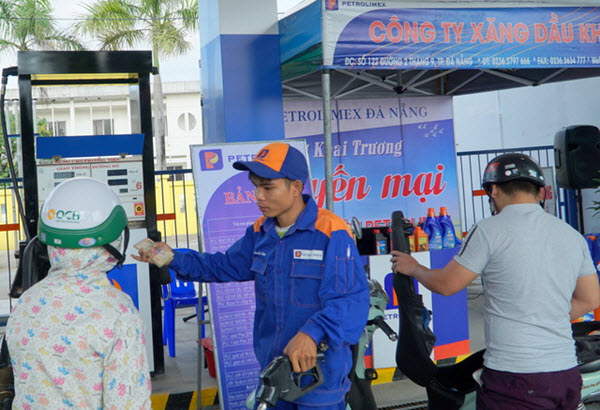 Giá xăng lần đầu tiên giảm ‘nhỏ giọt’ sau hơn 3 tháng