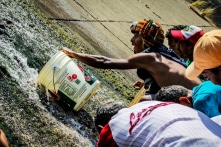Venezuela, Zimbabwe: Quốc hữu hóa kinh tế và con đường đến bờ vực sụp đổ