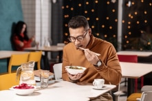 4 căn bệnh “không mời mà đến” do ăn tối quá muộn