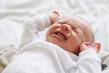 Người phụ nữ cho trẻ sơ sinh vào túi xách nhằm vượt qua hải quan sân bay