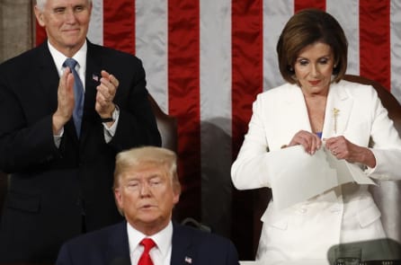 Trump không bắt tay Pelosi, Chủ tịch Hạ viện xé Thông điệp Liên bang