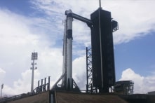 NASA hoãn chuyến bay lịch sử do thời tiết xấu