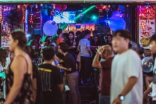 Việt Nam dự kiến cho mở lại vũ trường, karaoke